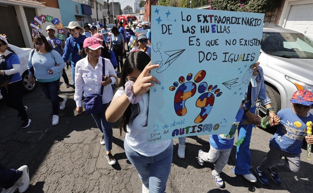 Con pancartas y consignas, los asistentes llamaron a la sociedad a ser empática y comprensiva con las personas con autismo. Foto: Jorge Alvarado