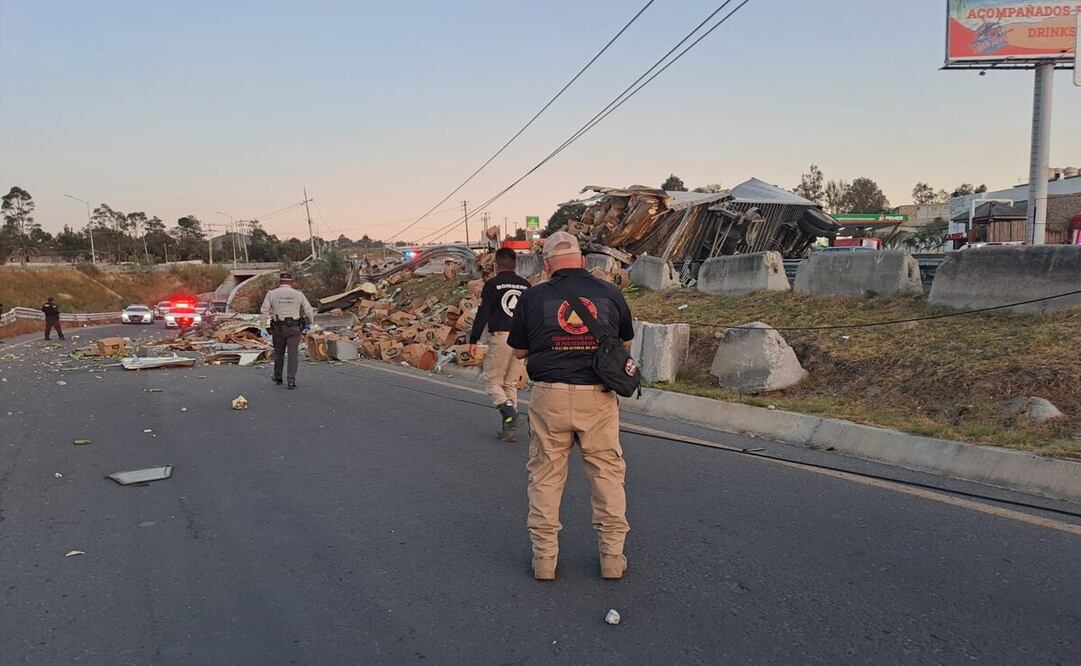 El tractocamión se volcó cuando circulaba sobre la carretera Texcoco-Calpulalpan, dejando como saldo dos personas fallecidas. Foto: Especial