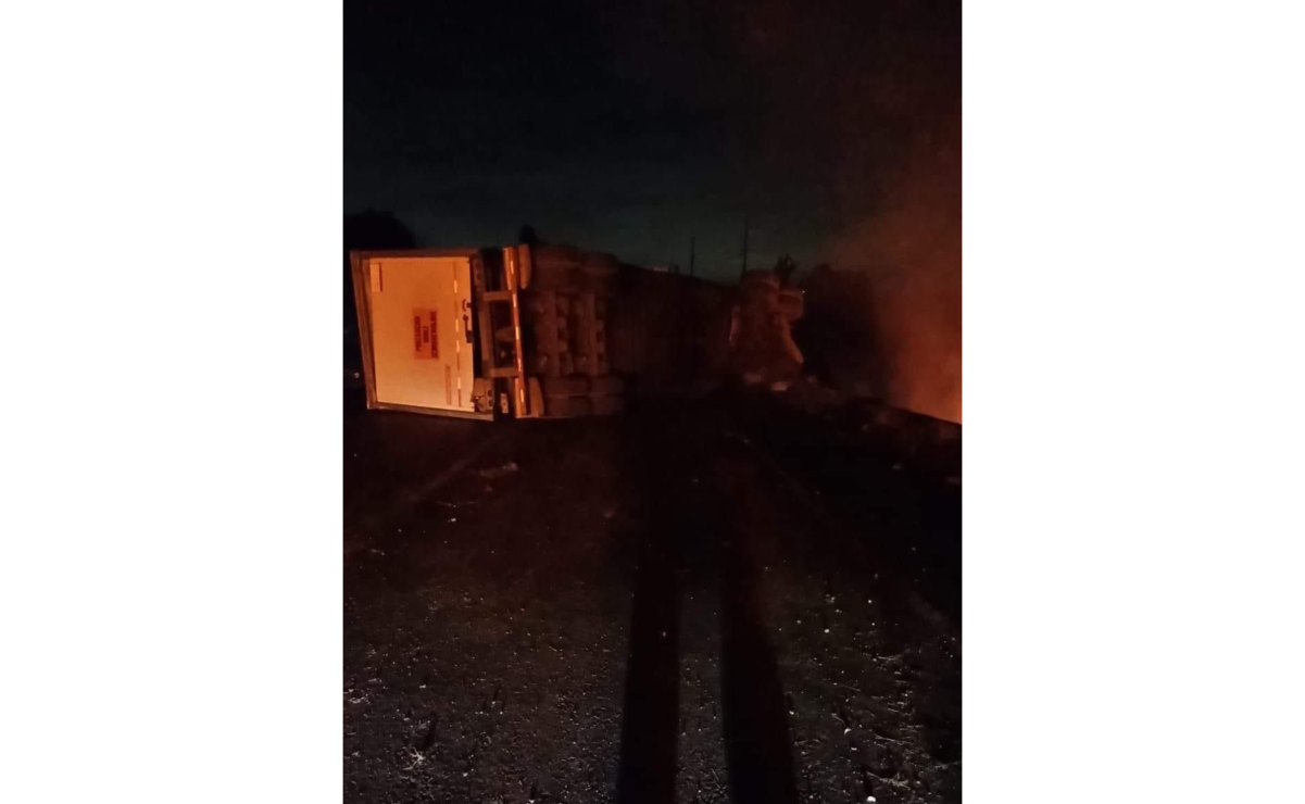 El tractocamión volcó y se incendió sobre la carretera Atlacomulco-Toluca. Foto: Especial