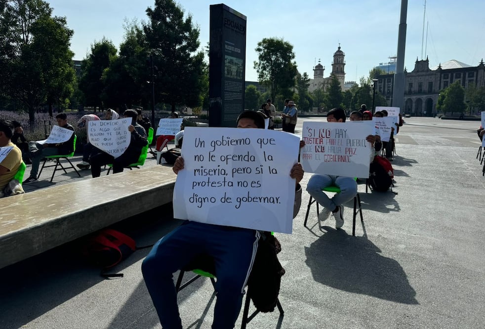 Estudiantes de la Escuela Normal Rural "Lázaro Cárdenas del Río" iniciaron una huelga de hambre en la Plaza de los Mártires de Toluca. Foto: Claudia González 