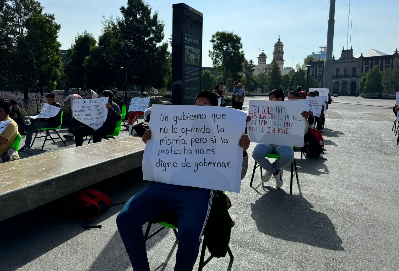 Normalistas de Tenancingo inician huelga de hambre en Toluca