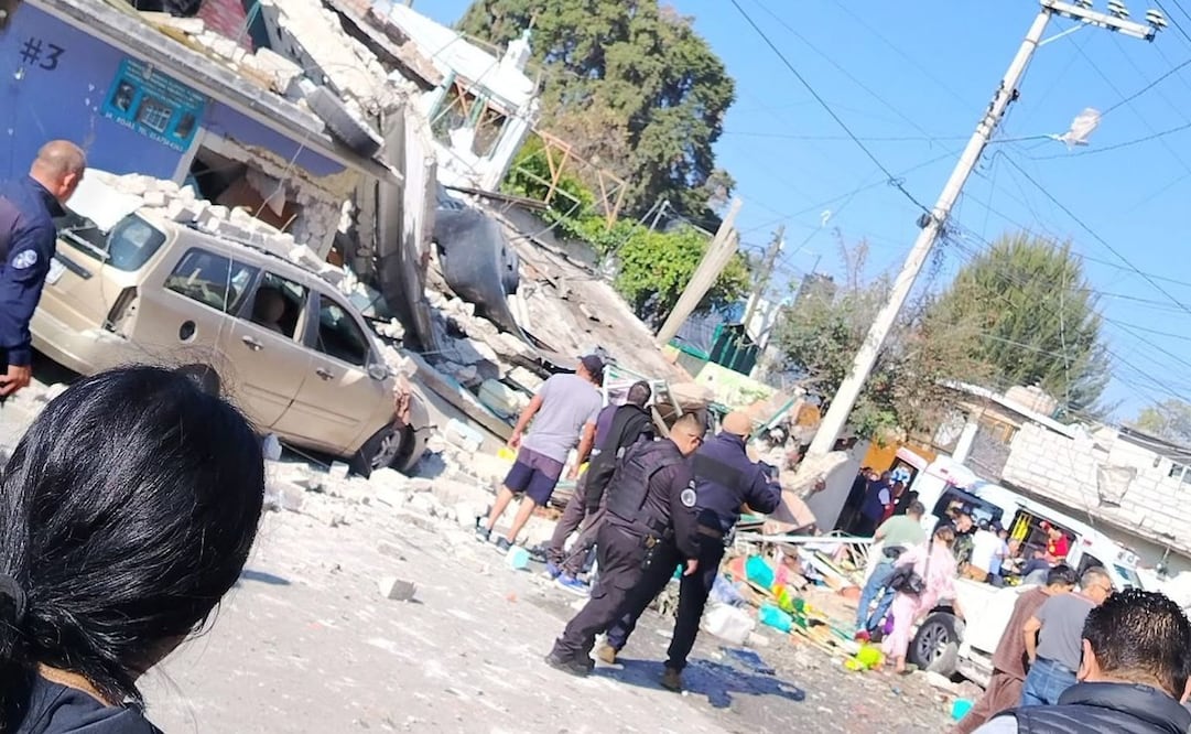 Vecinos del lugar se acercaron para ayudar, en tanto personal de Protección Civil y bomberos trabajan en el sitio. Foto. Especial