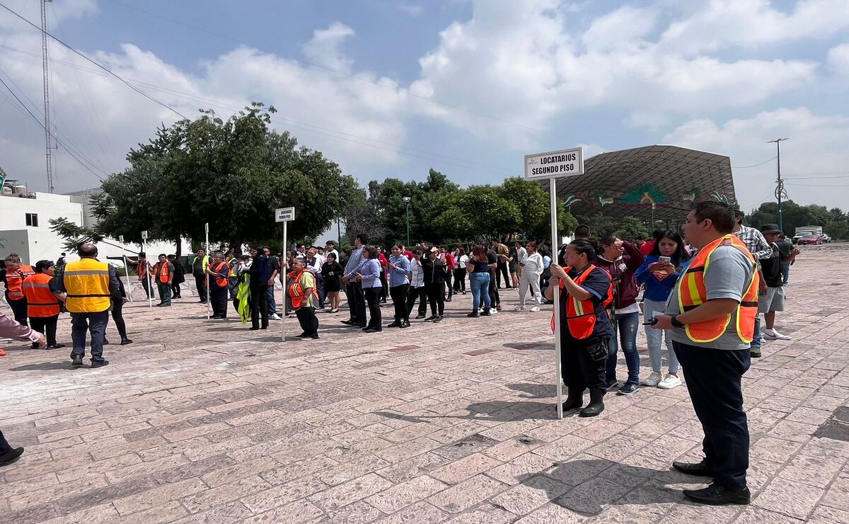 La alarma se activó para empleados del gobierno local y del centro comercial Luna Parc. Foto: Arturo Contreras.