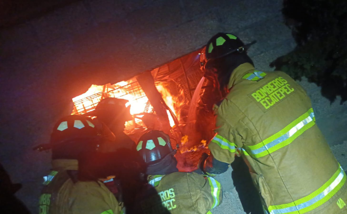 Un gran esfuerzo de bomberos y la Marina en Ecatepec controló un incendio en una fábrica de solventes. La prioridad fue la seguridad de la comunidad, desalojando a decenas de personas. Foto: Especial