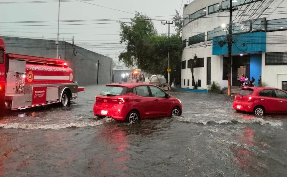 Automovilistas enfrentan visibilidad reducida y encharcamientos severos tras la intensa actividad eléctrica de esta tarde Foto Especial