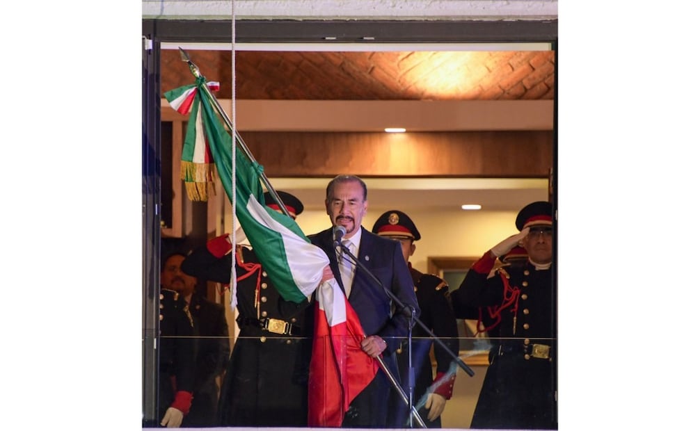 Pedro Rodríguez Villegas encabezó el Grito de Independencia en la Explanada del Palacio Municipal de Atizapán. Foto especial