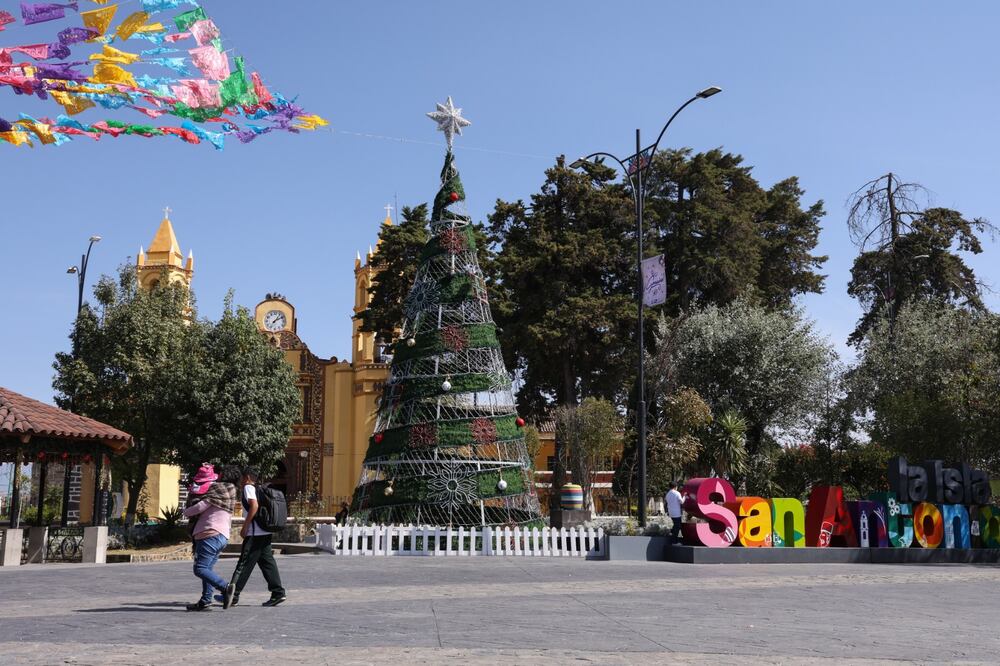 Alrededor de la plaza principal se encuentran puestos que ofrecen adornos navideños locales. Foto Arturo Hernández