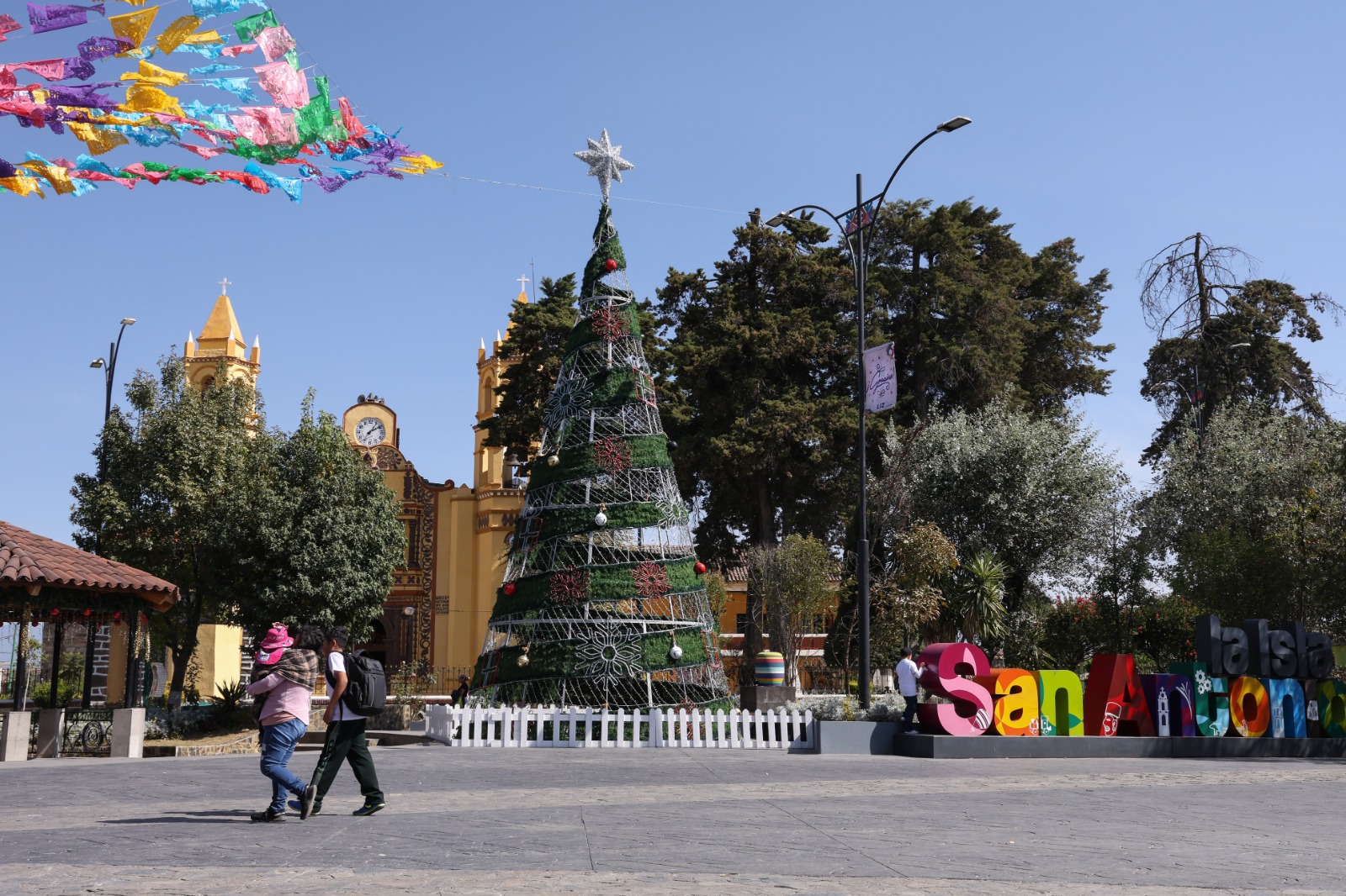 Alrededor de la plaza principal se encuentran puestos que ofrecen adornos navideños locales. Foto Arturo Hernández