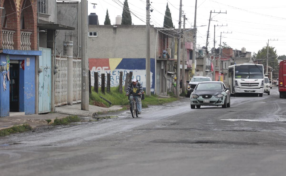 Diariamente los ciclistas deben sortear obstáculos en la vía pública, autos estacionados y evitar que cualquier unidad del transporte público pueda “aventarlo”. Foto: Alejandro Vargas