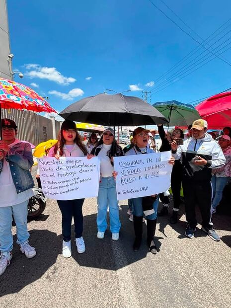 Durante la audiencia un grupo de maestros y padres de familia acudieron al penal de Chalco, localizado en la comunidad de  Huitzilzingo, donde exigieron con consignas y pancartas la liberación del mentor, a quien consideran inocente. Foto: especial