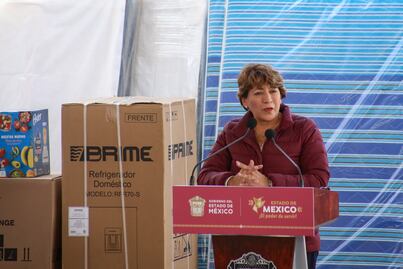 Delfina Gómez entrega enseres a damnificados de Chalco