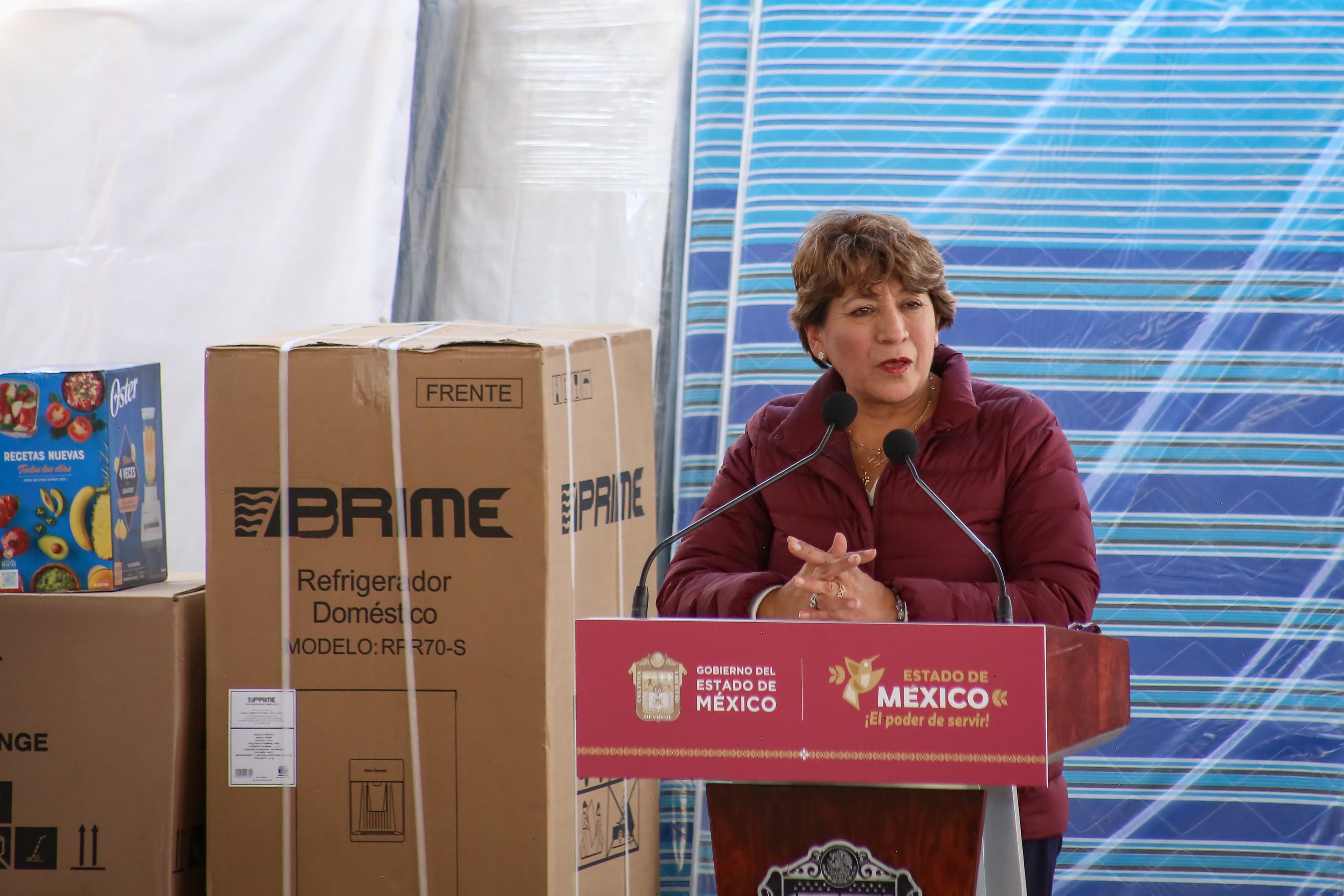 Delfina Gómez entrega enseres a damnificados de Chalco