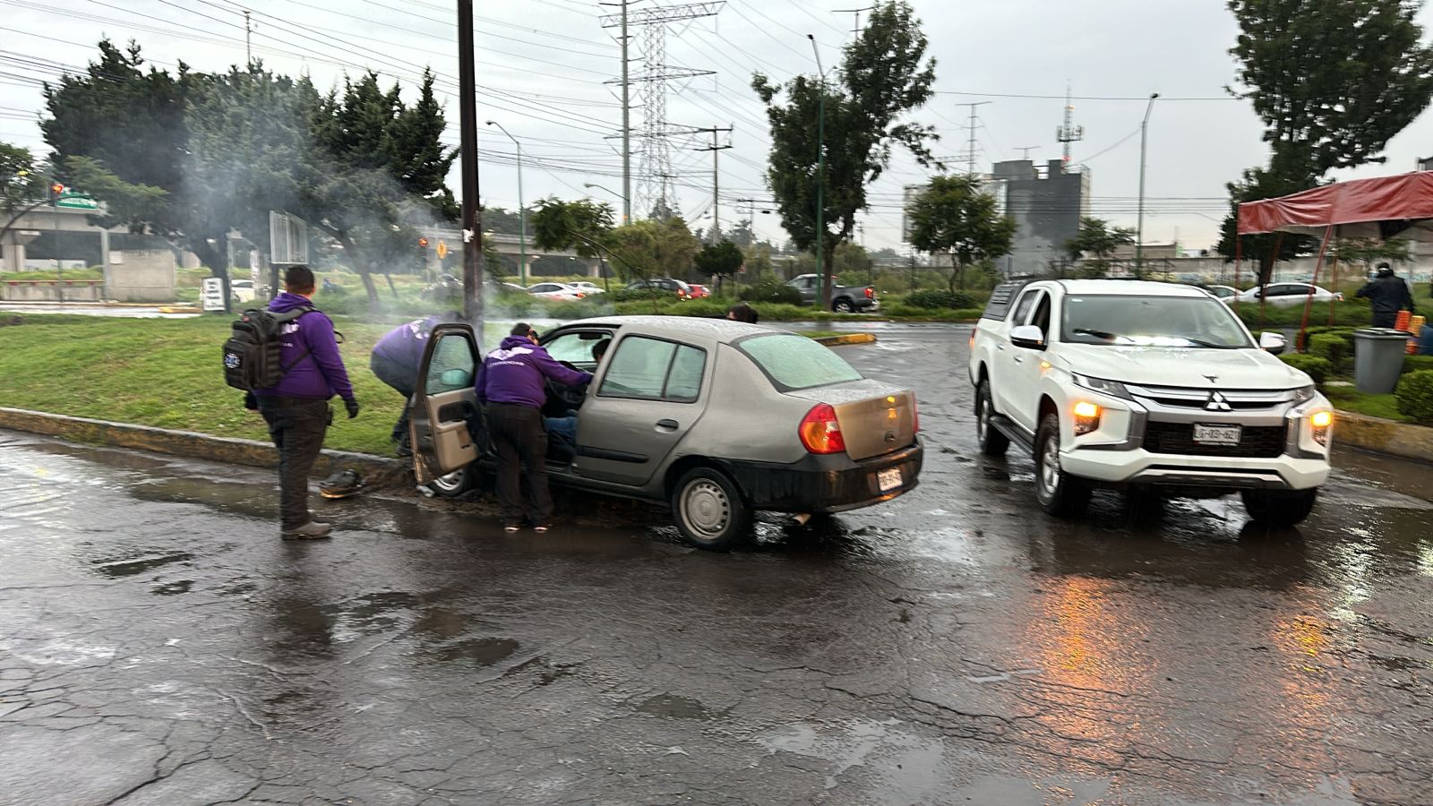 Conductor choca contra camioneta en Metepec