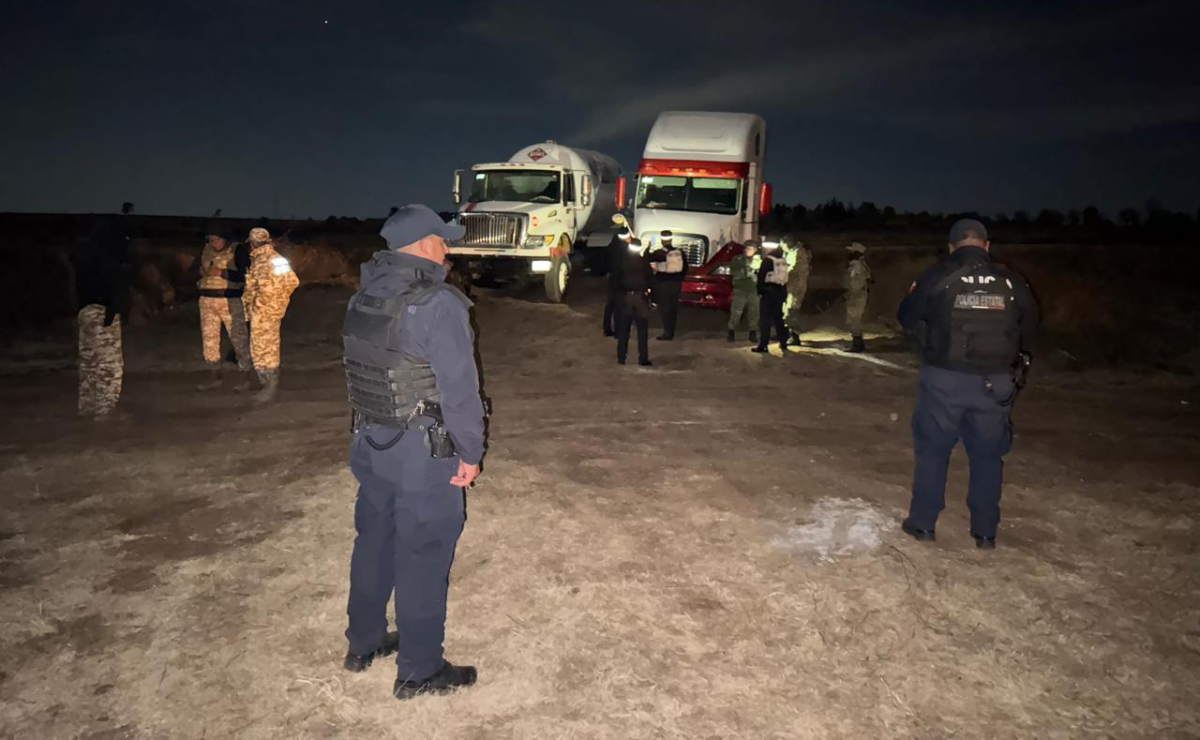 Autoridades del Edomex descubrieron una toma clandestina de hidrocarburo en Soyaniquilpan, donde se aseguraron tres pipas cargadas con combustible ilícito Foto: Especial