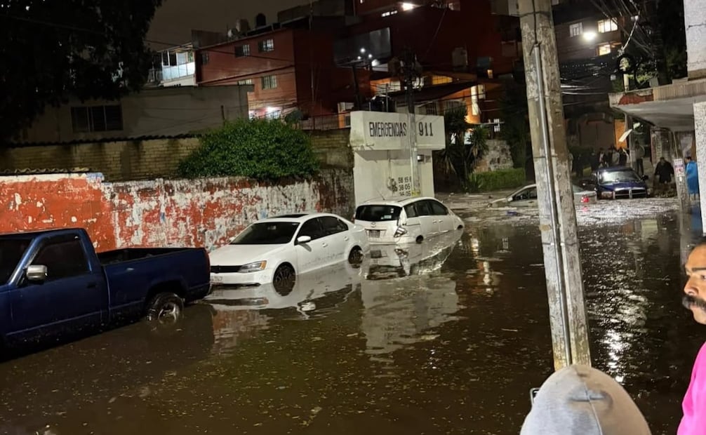 Desesperación en Interlomas: Automovilistas se refugian en los toldos de sus vehículos ante el incremento del nivel del agua. Foto Especial