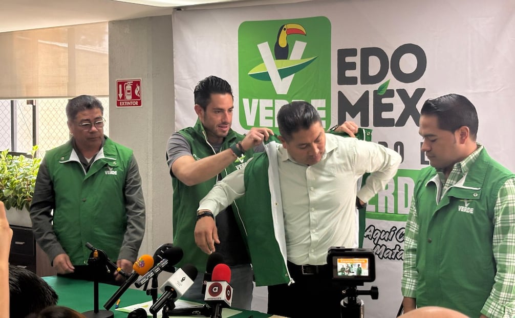 El líder estatal del PVEM, "Pepe" Couttolenc, dio la bienvenida a Fredy Ávila Pérez, destacado liderazgo político de Soyaniquilpan. Foto Alma Rodríguez / el Universal