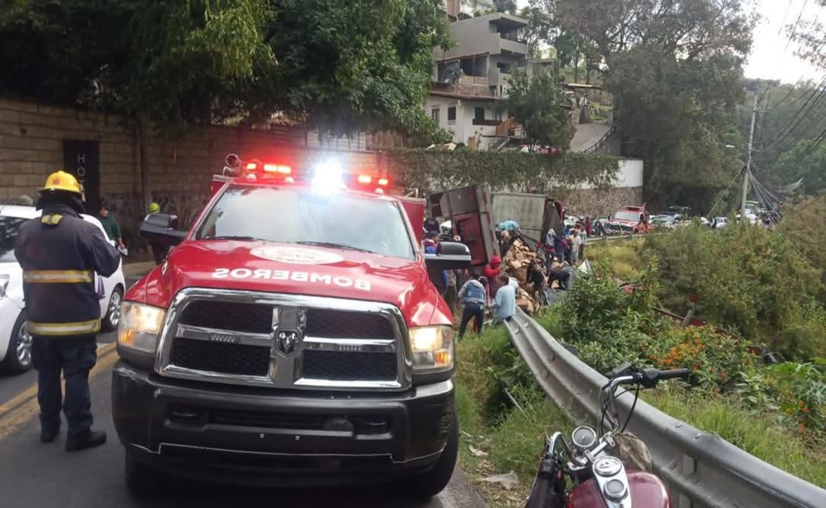 Al lugar llegó personal del Cuerpo de Bomberos y Movilidad, con la finalidad de prevenir algún derrame de combustible. Foto: Especial