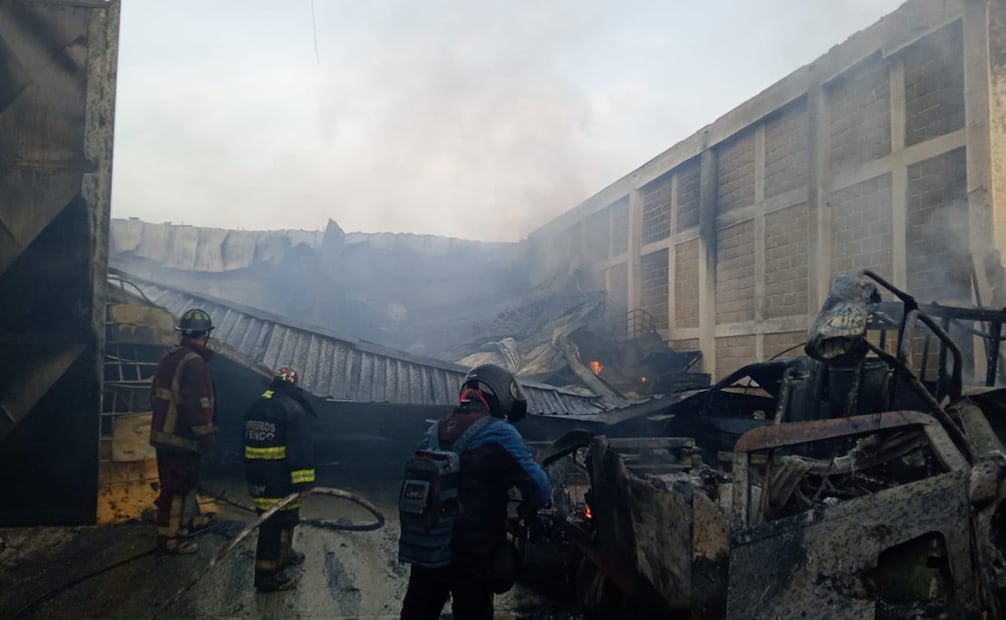 Autoridades evacuaron cinco domicilios cercanos al inmueble como medida preventiva. Foto especial