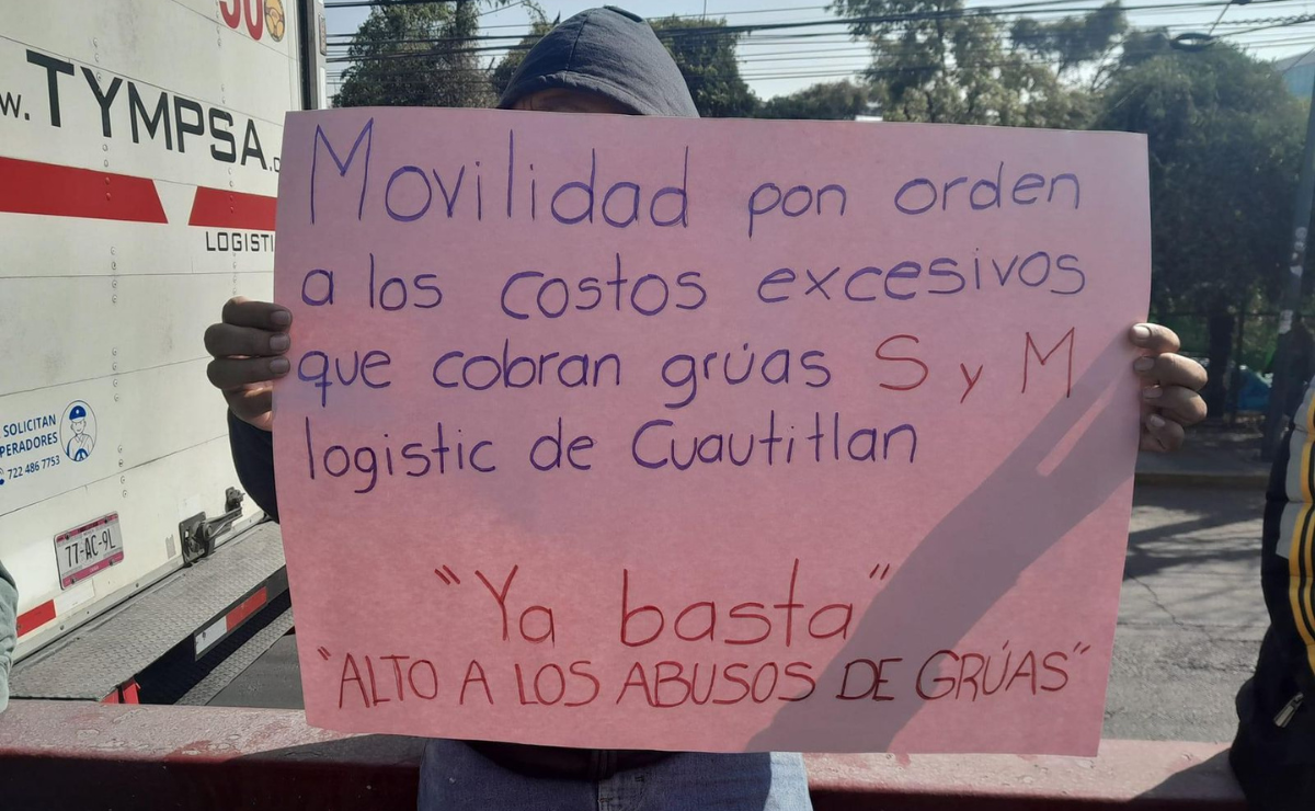 “¡Ya basta!”, señalan manifestantes que mantienen un bloqueo sobre la Avenida Gustavo Baz Prada Foto: Especial