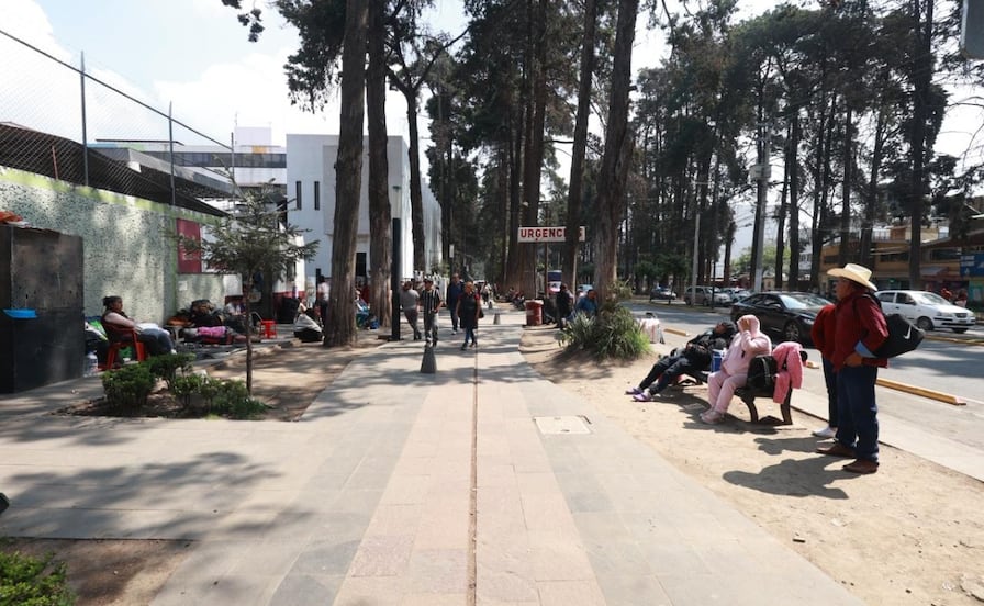Denuncian "cobros" y agresiones de personas en situación de calle afuera del Hospital del Niño en Toluca

