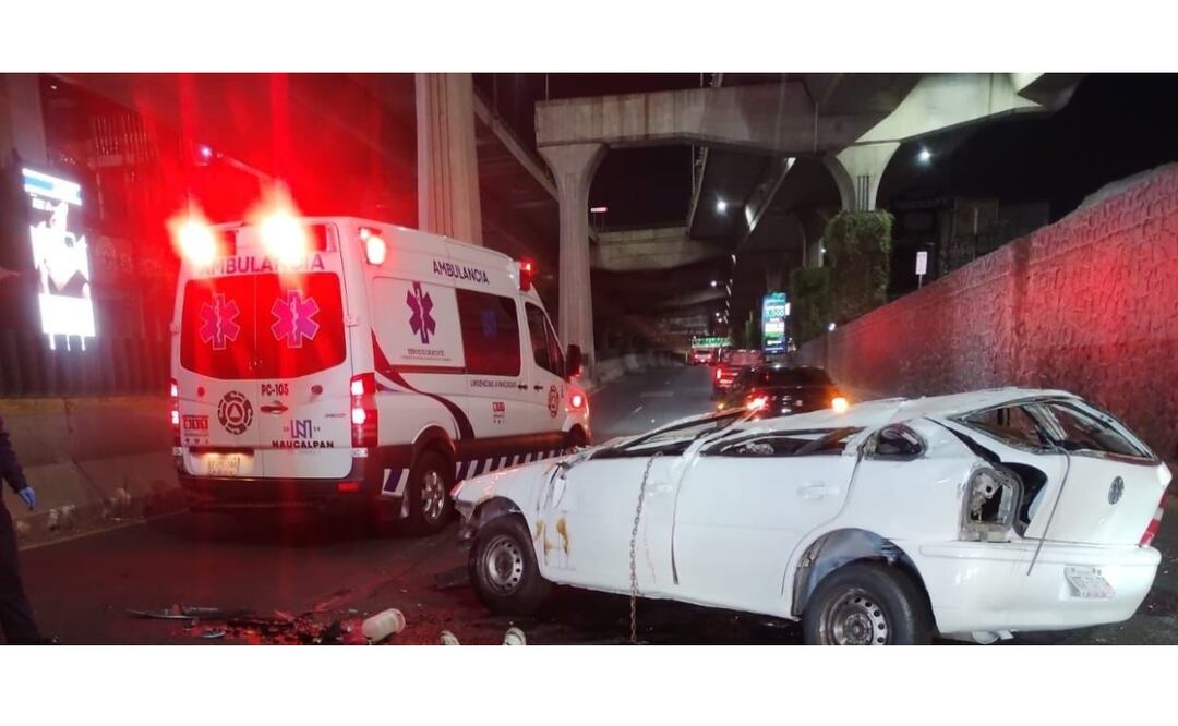 Al lugar llegaron paramédicos de Protección Civil, bomberos y policías, no obstante, el automovilista ya había fallecido Foto: Especial