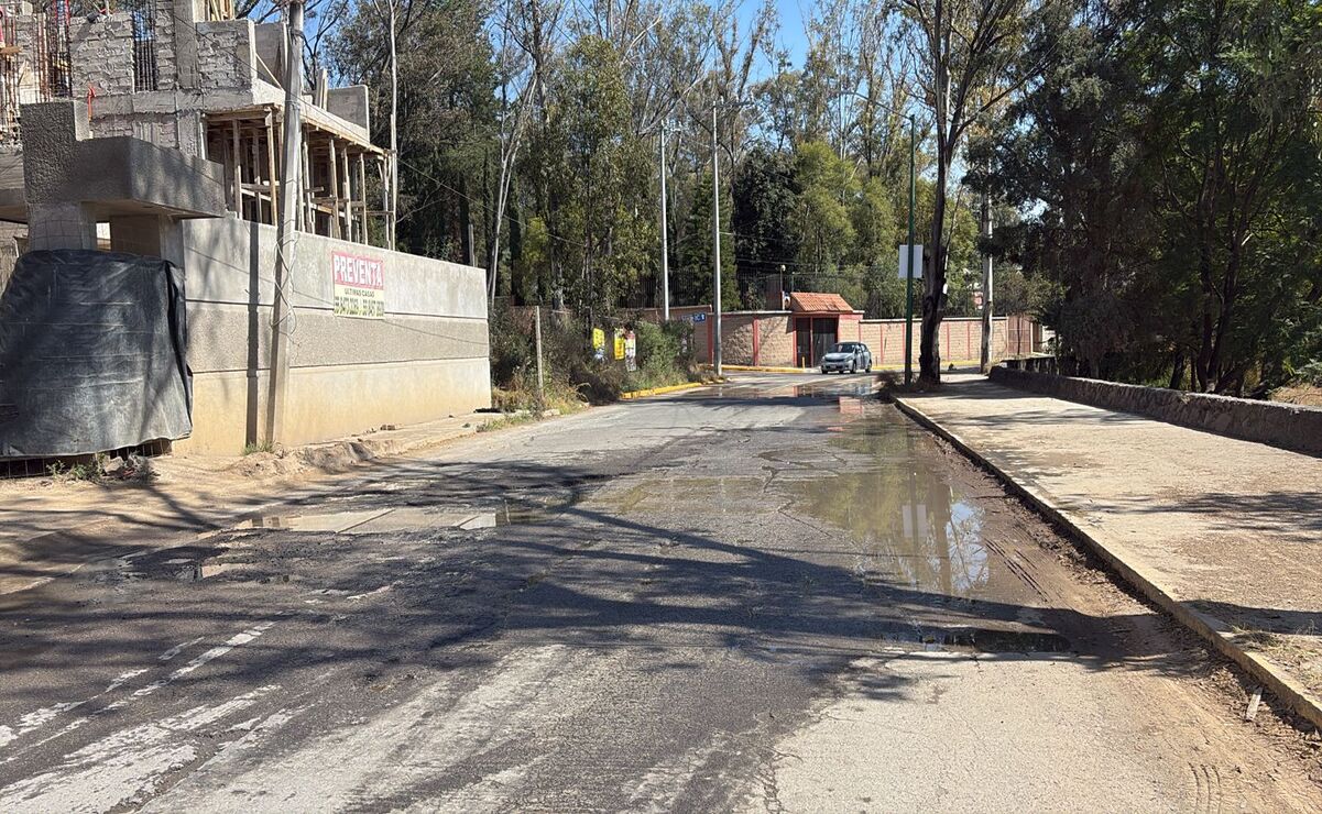 La fuga de agua fue reportada desde hace más de una semana y aún no ha sido atendida. Foto: Arturo Contreras