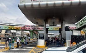 Maestros de la CNTE levantan plumas y dan paso en la autopista Naucalpan-Ecatepec