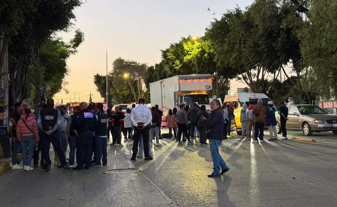 Cientos de automovilistas y usuarios del transporte varados en la Vía López Portillo. Foto Especial