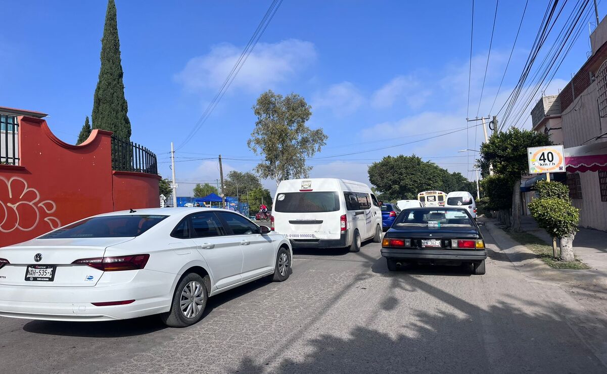 Automovilistas intentan cruzar por el Libramiento / Foto Arturo Contreras