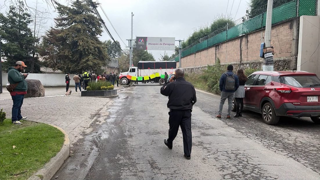De acuerdo con avisos instalados a la largo de la construcción, a partir del 31 de julio de 2026, ICA dejó de ejecutar los trabajos y dejó de ser contratista del proyecto. Foto: especial