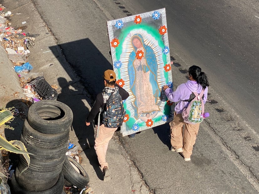 Cada paso está motivado por la promesa y la esperanza de un milagro, con imágenes de la Morenita custodiando su largo y devoto andar. Foto Emilio Fernández / El Universal