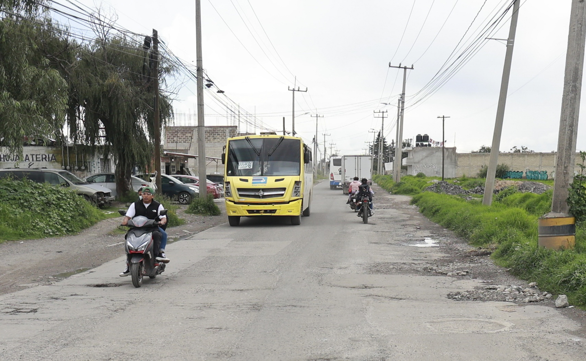 ¡Hartos de baches y asaltos! Transportistas reparan calles de Toluca por su cuenta