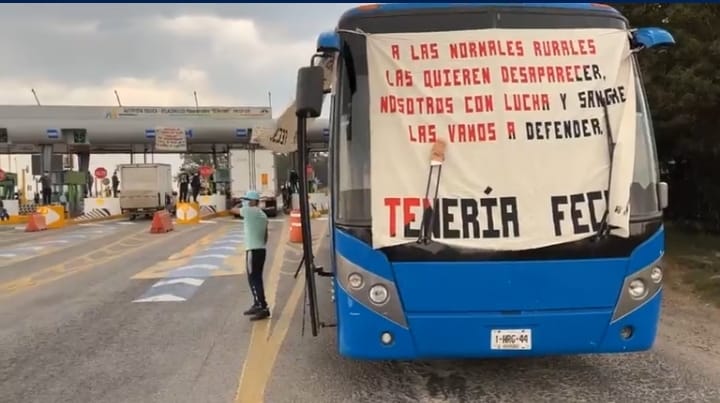 Estudiantes de Tenería colocaron una lona en un camión para informar sus demandas. Foto Especial