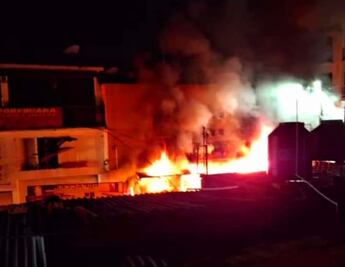 Incendio consume papelería en Tejupilco