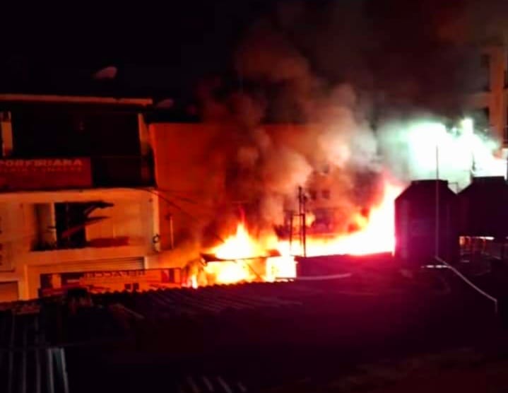 Incendio consume papelería en Tejupilco