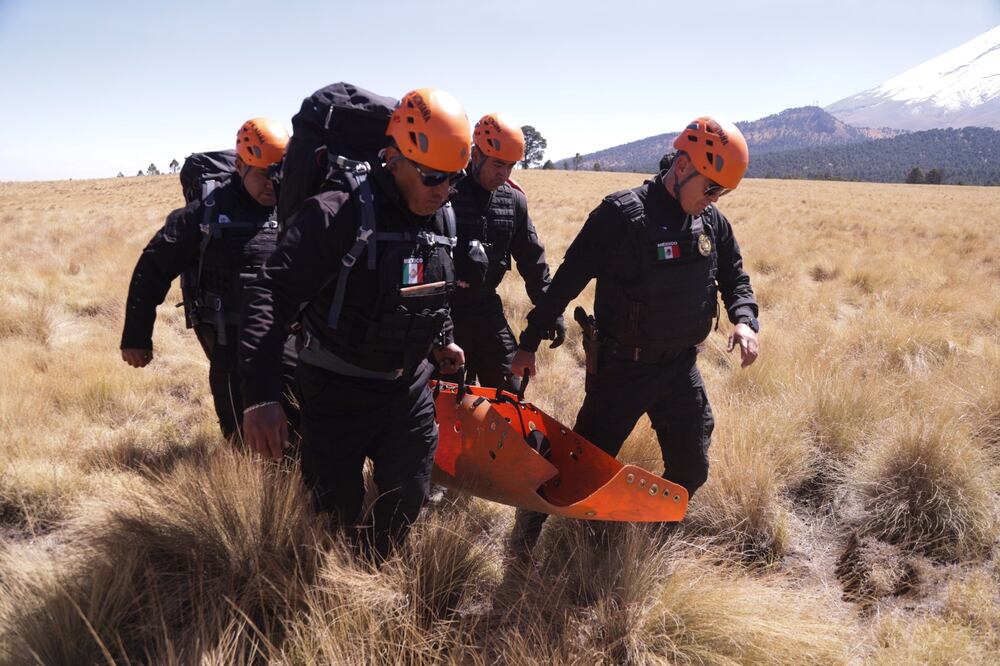 Los 42 elementos de la policía de Alta Montaña reciben capacitación especializada en técnicas de rescate, primeros auxilios y uso de equipo de montaña. Foto Carlos Mejía