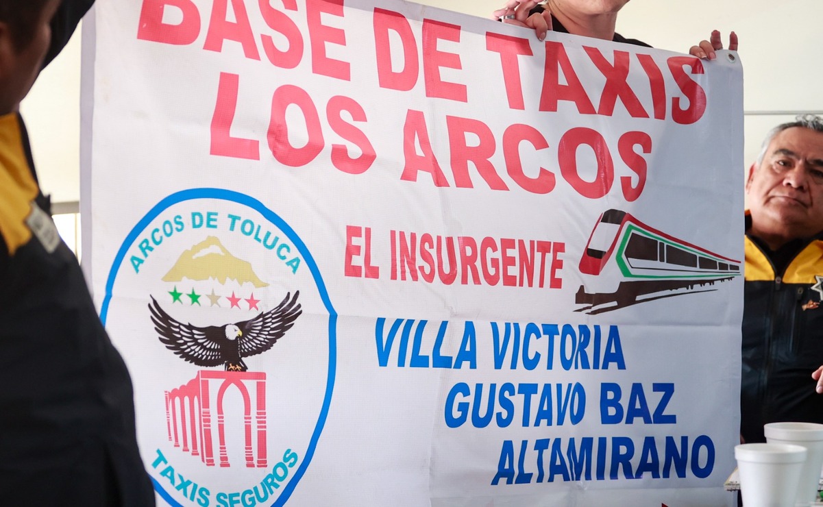 Hasta el momento la Secretaría de Movilidad solamente ha retirado una base de taxis irregulares en la terminal de Zinacantepec.  Foto: Alejandro Vargas