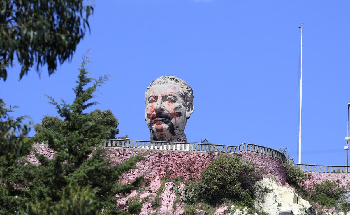 La cabeza monumental de Adolfo López Mateos es patrimonio de la UAEMéx / Foto Arturo Hernández
