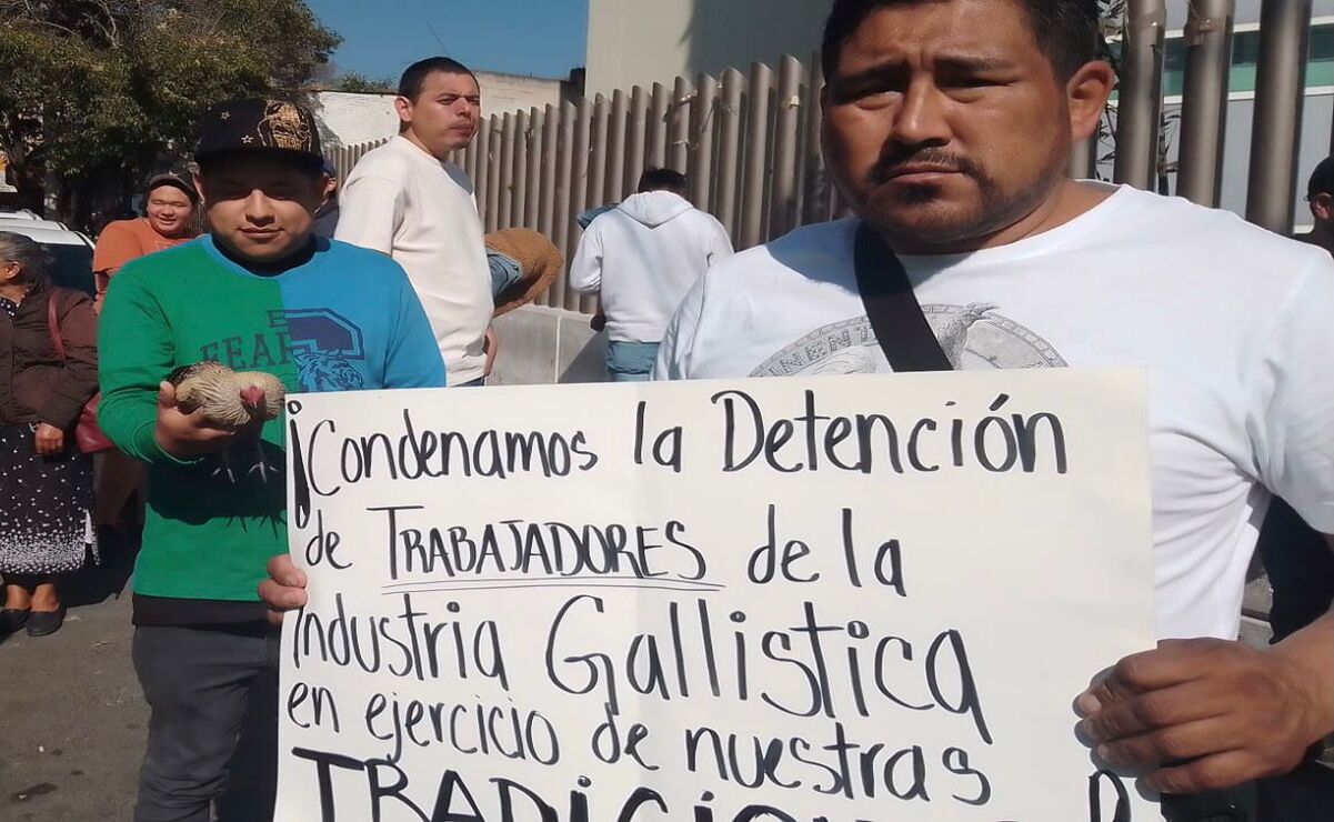 Los 14 detenidos salieron del penal de Barrientos casi a la medianoche y sus familiares lo recibieron con aplausos. Foto: Especial
