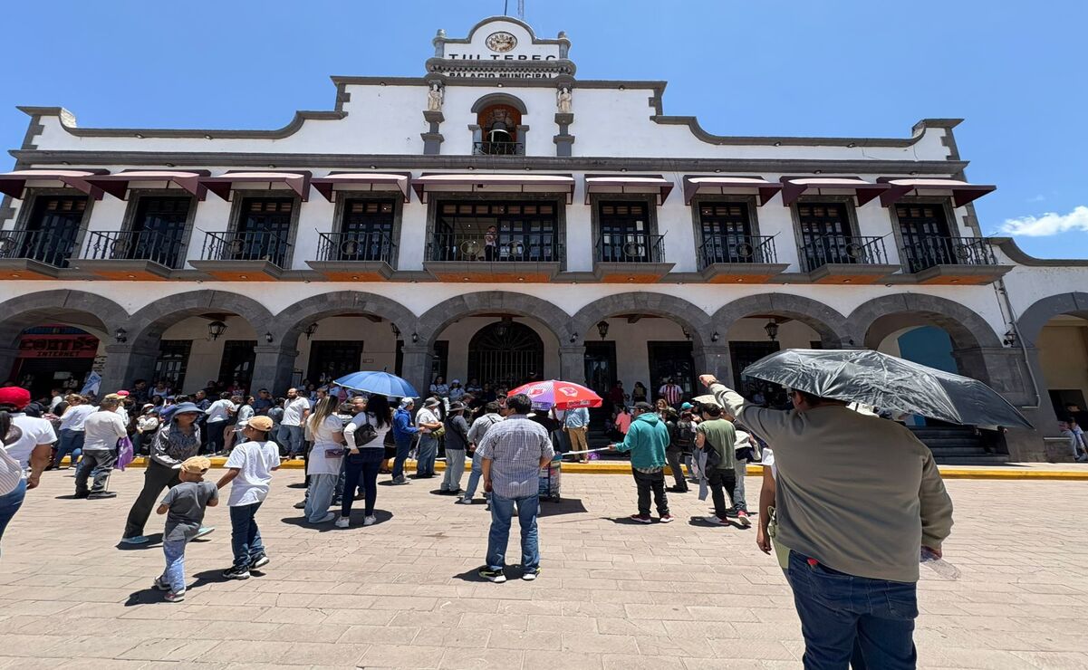 Un grupo de personas se manifestó al exterior del palacio municipal de Tultepec para exigir justicia por el presunto despojo de un predio. Foto: Arturo Contreras / El Universal Estado de México