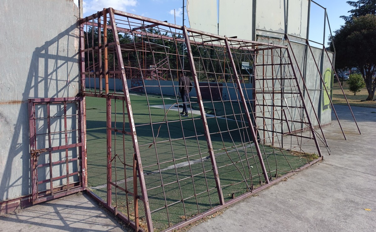 30 jóvenes acuden diariamente para jugar fútbol en estas instalaciones en mal estado / Foto Ivan Monroy