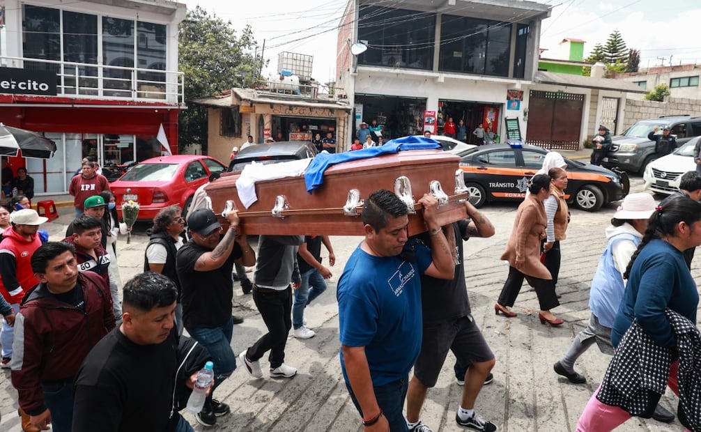 amilias enteras de Xonacatlán salieron a las puertas de sus casas para observar el paso del cortejo, guardando minutos de silencio en señal de respeto. Foto Alejandro Vargas / El Universal