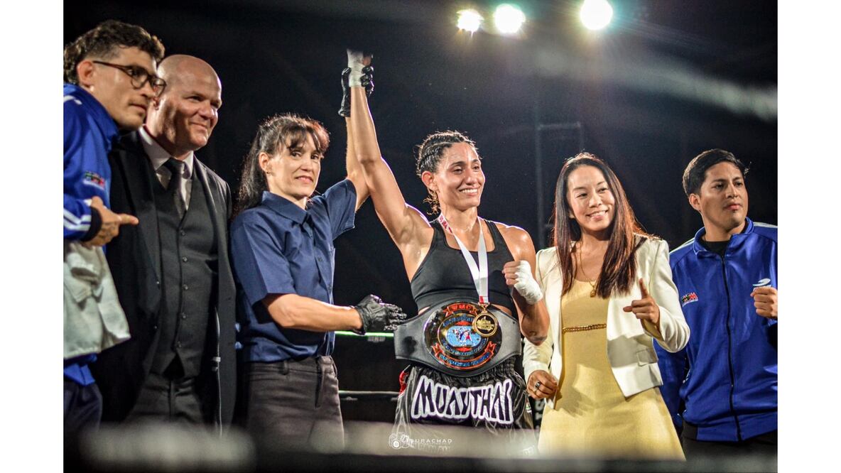 Laura Burgos se quedó con la presea de oro luego de vencer en la final a la canadiense Juliana McDermott por nocaut técnico. Foto: Especial