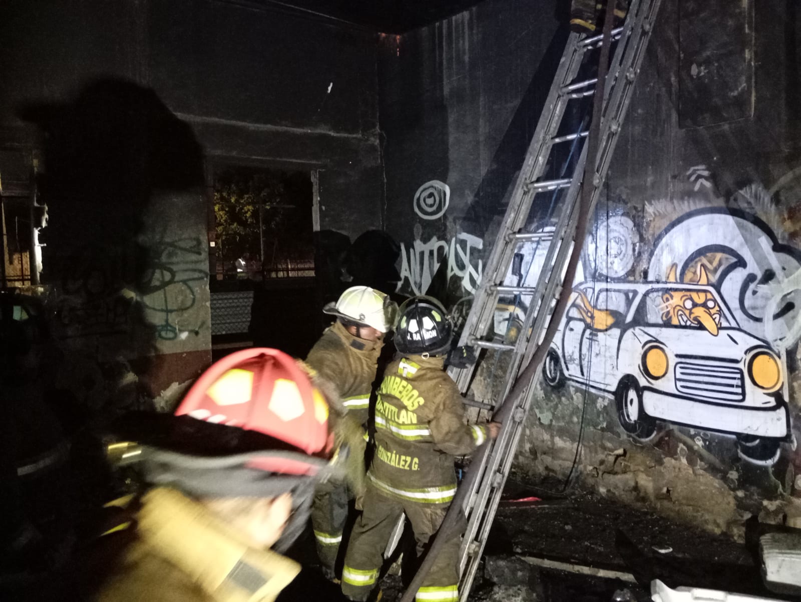 A pesar de la complejidad del doble accidente, el incendio fue sofocado y el derrame de diésel fue controlado por los bomberos. Foto Especial