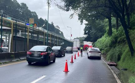 Continúa el caos vial tras deslave en la autopista Méx-Tol