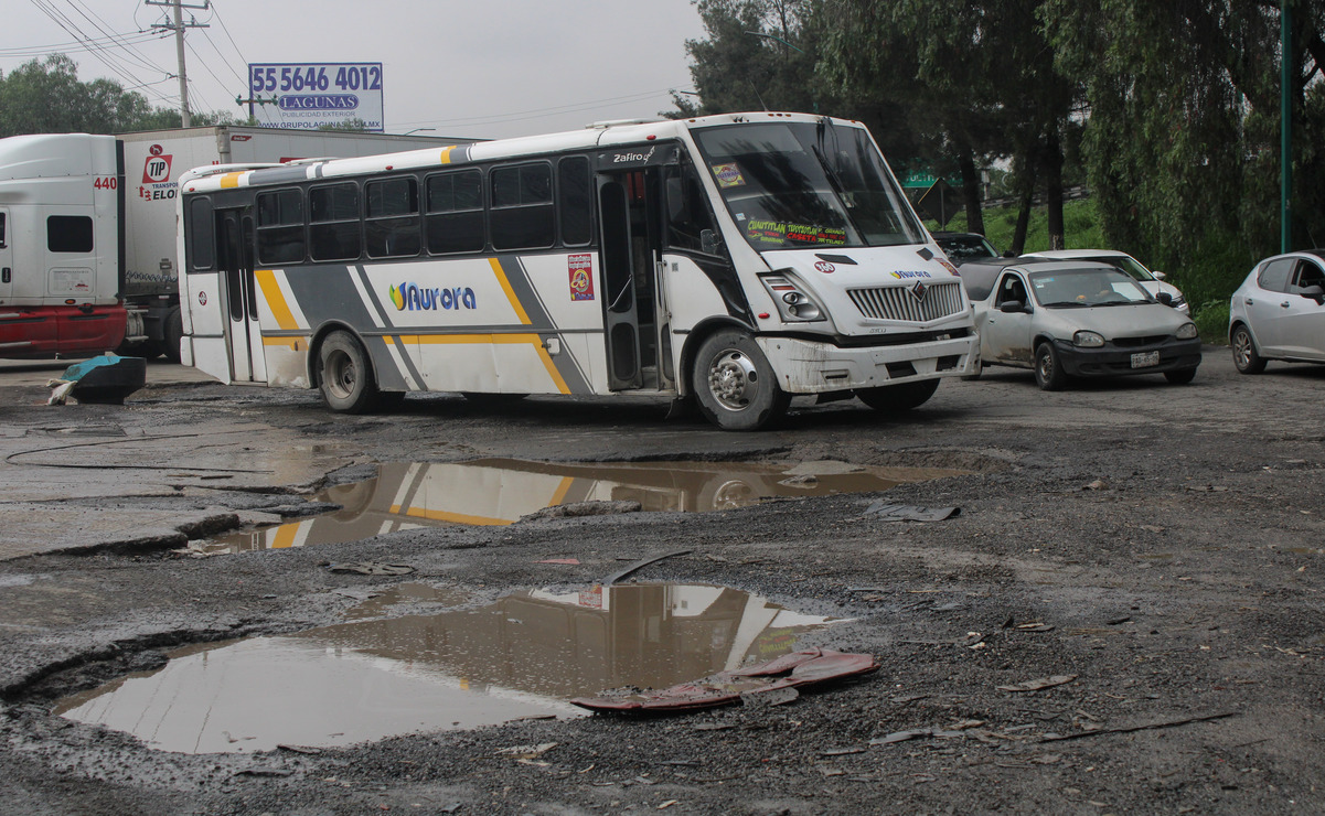 Los puntos con mayor afectación en la carpeta asfáltica de los carriles centrales se encuentran a la altura del Toreo y en la periferia de las Torres de Satélite. Foto: Darío Luna / El Universal Estado de México