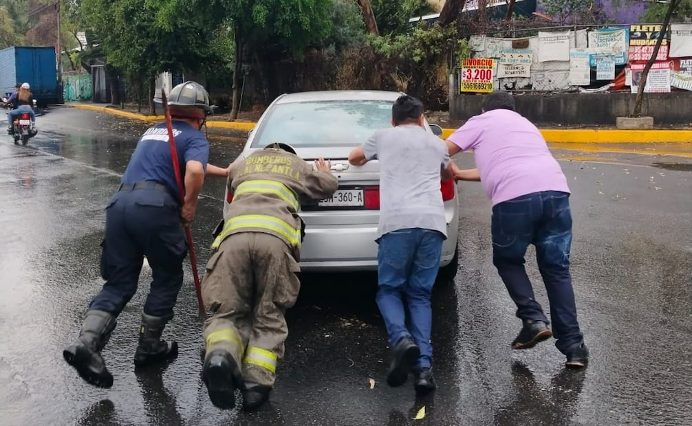 Elementos municipales supervisan niveles de agua en vialidades principales para evitar colapsos viales. Foto Especial