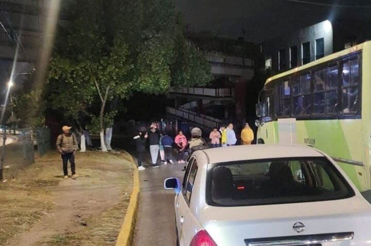 Vecinos mantienen bloqueada la circulación en la Vía José López Portillo. Foto Especial
