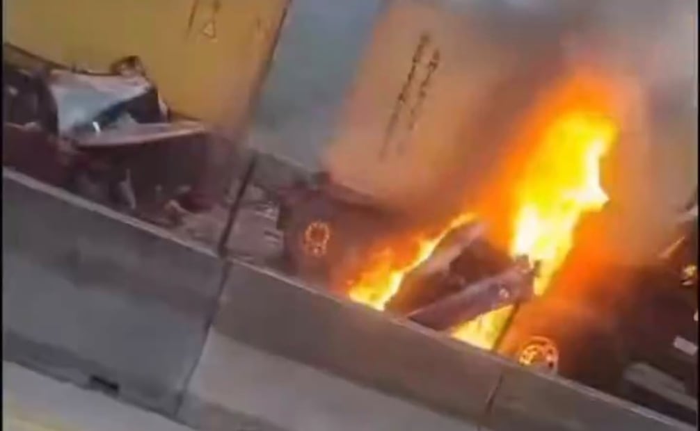 El choque múltiple provocó un incendio y afectaciones a la circulación en Jilotepec. Foto especial