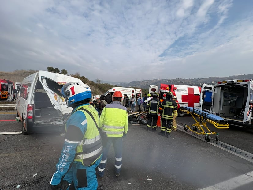 De acuerdo con los primeros reportes, el accidente se derivó debido a que un autobús de pasajeros se quedó sin frenos y chocó contra una unidad de transporte público y un automóvil particular. Foto: especial
